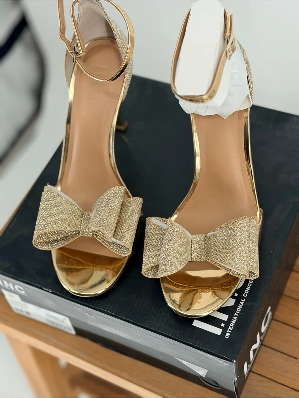 New Women’s INC NAASIRAF Gold Bow-Accent Heeled Sandals size 9.5M